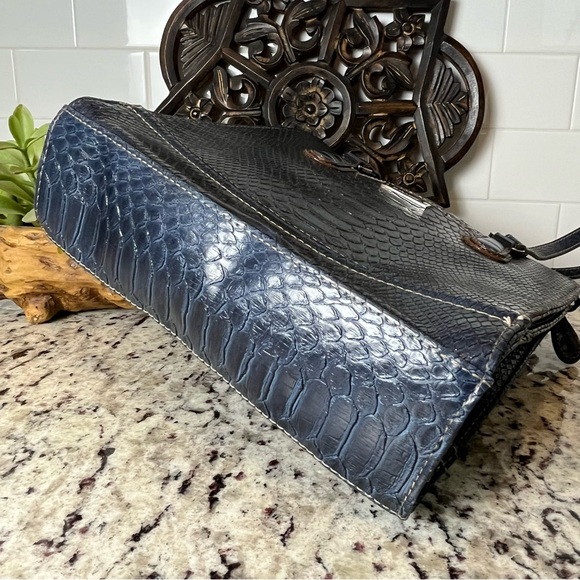 Liz Claiborne Embossed Croc Shoulder Bag - Picture 10 of 10